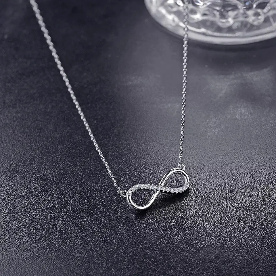 Collar Infinito con Circones Plateado 4