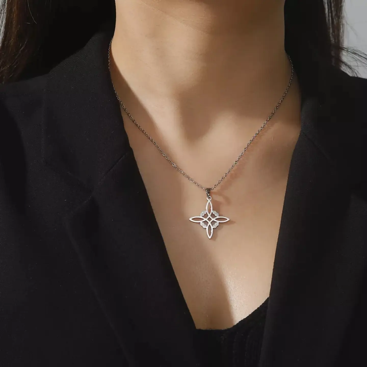Colgante Collar Nudo de Bruja Acero Plateado 3