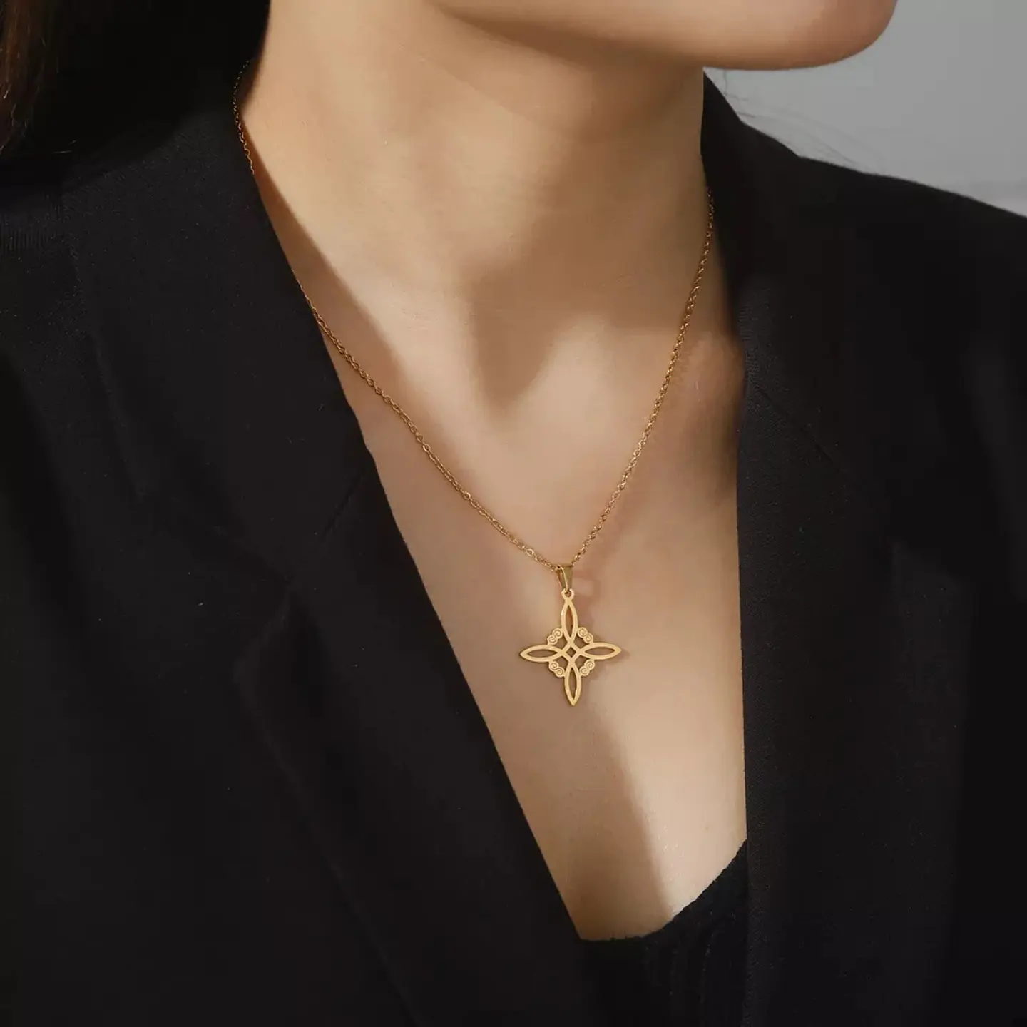 Colgante Collar Nudo de Bruja Acero Dorado 3