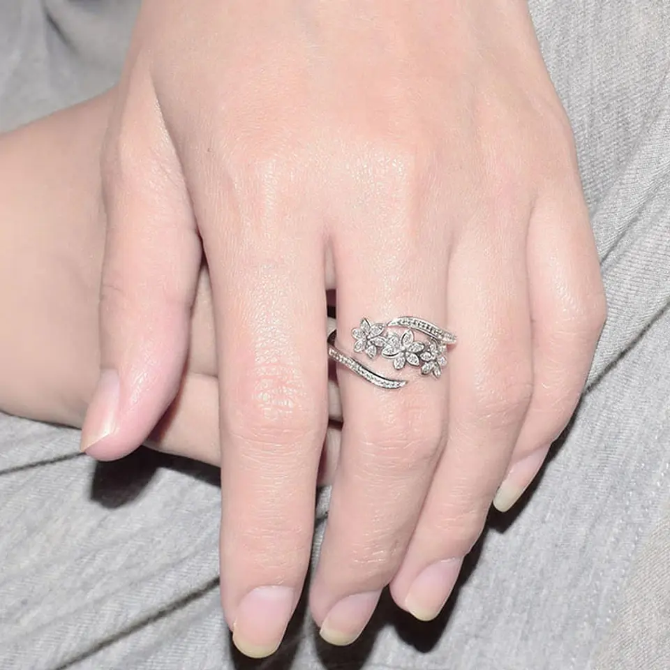 Anillo Tres Flores con Circones Plateado  2