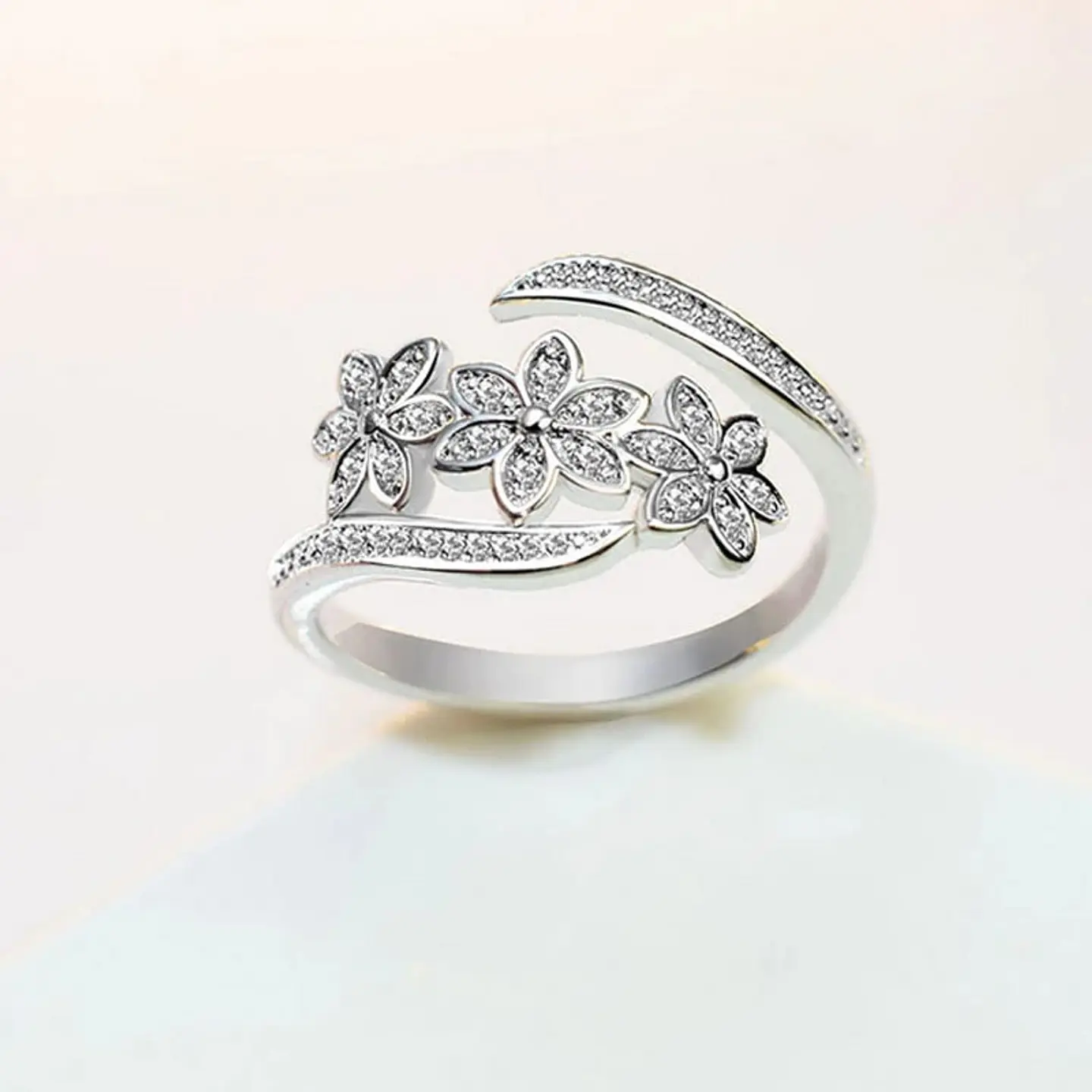 Anillo Tres Flores con Circones Plateado  4