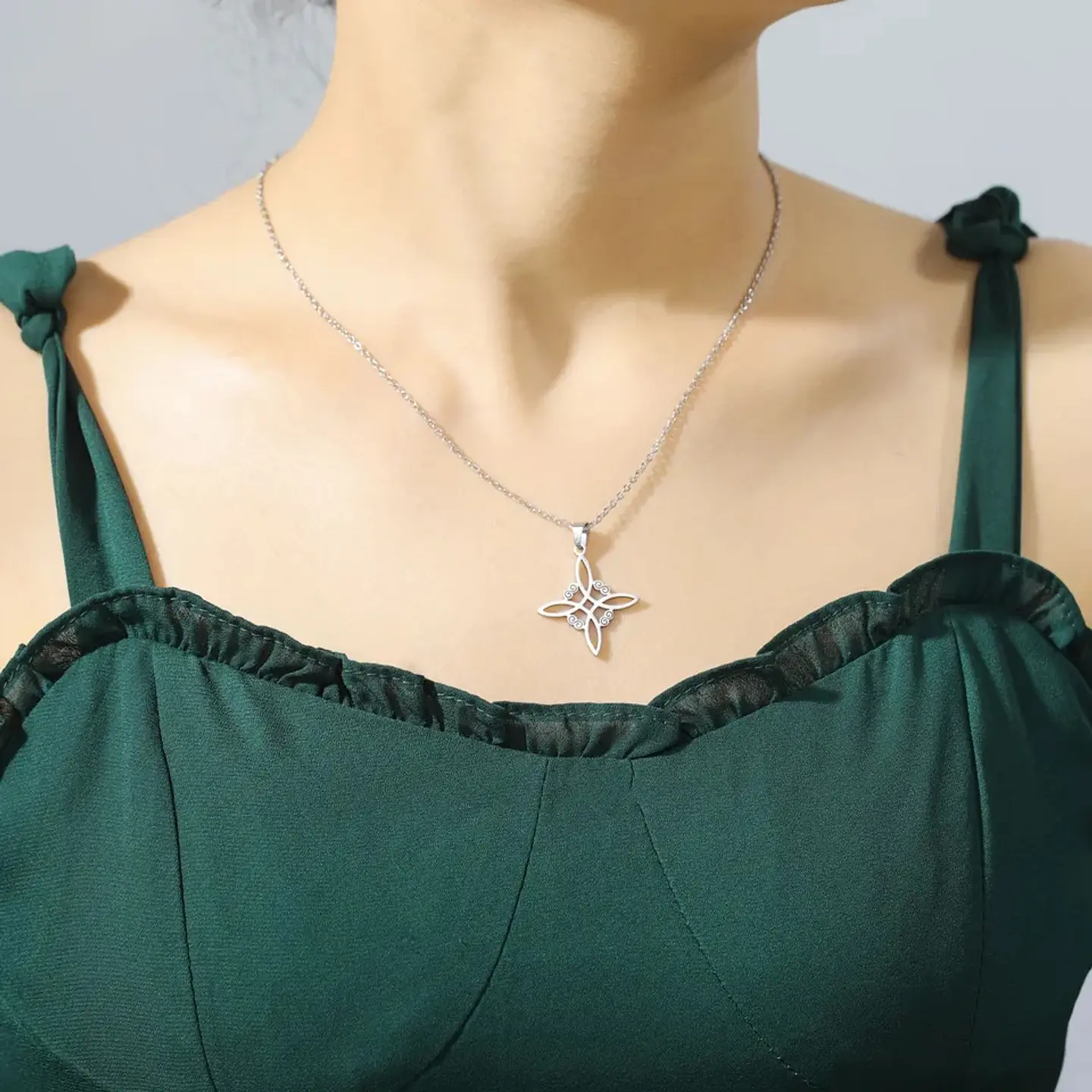 Colgante Collar Nudo de Bruja Acero Plateado 7
