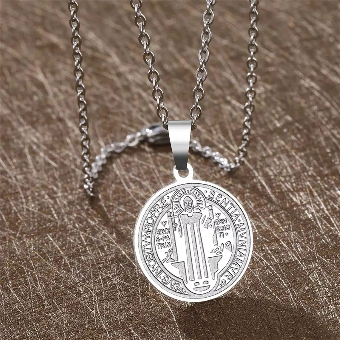 Collar Medalla San Benito Protector Acero Plateado 4