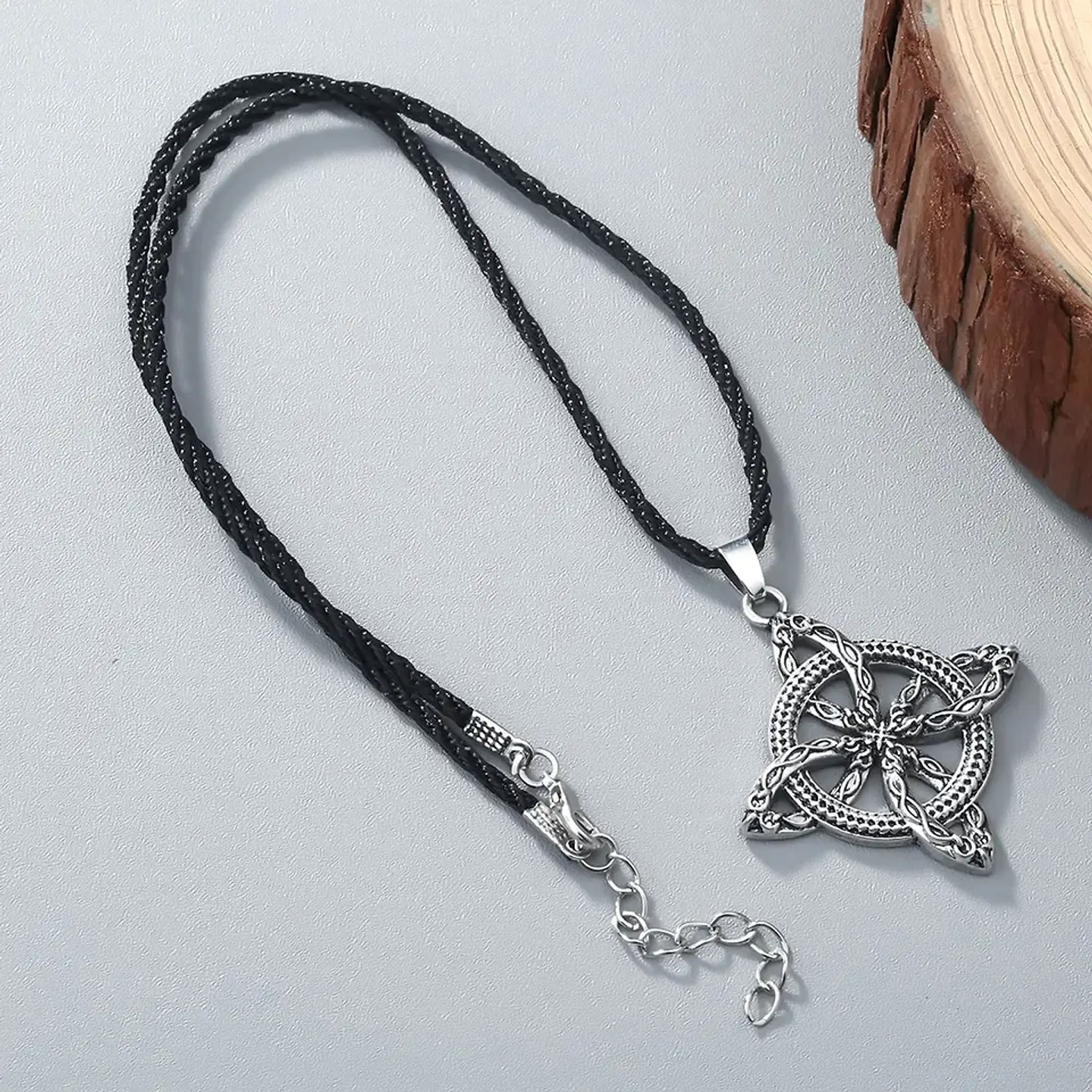 Collar Colgante Nudo De Bruja Nordica Plateado 2