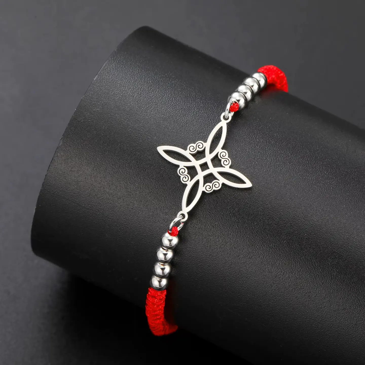Pulsera Nudo de Bruja Celta Plateada Acero y Cuerda Roja 5