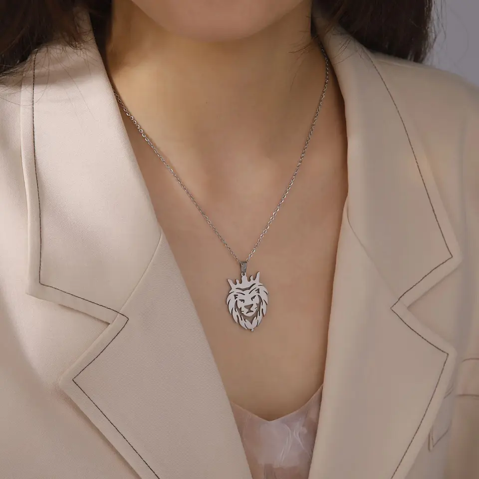 Collar Cabeza Leon Corona King Acero Plateado 3