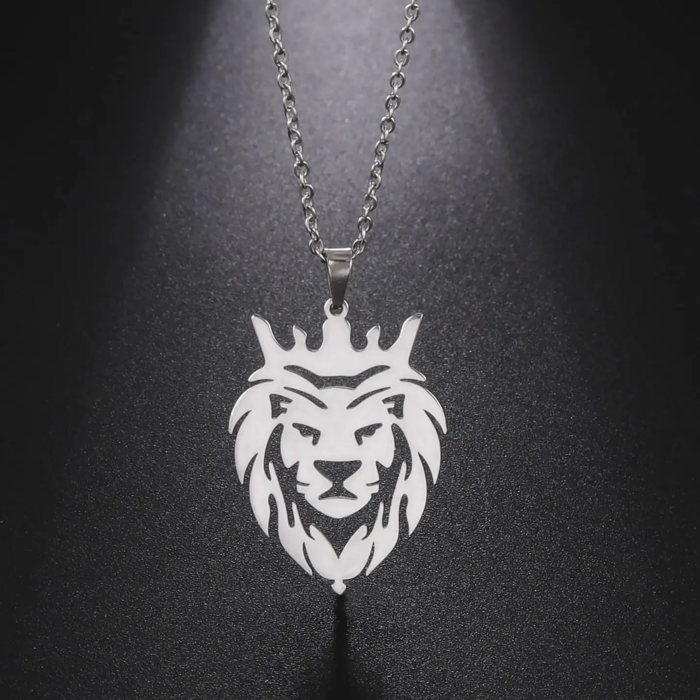 Collar Cabeza Leon Corona King Acero Plateado 4