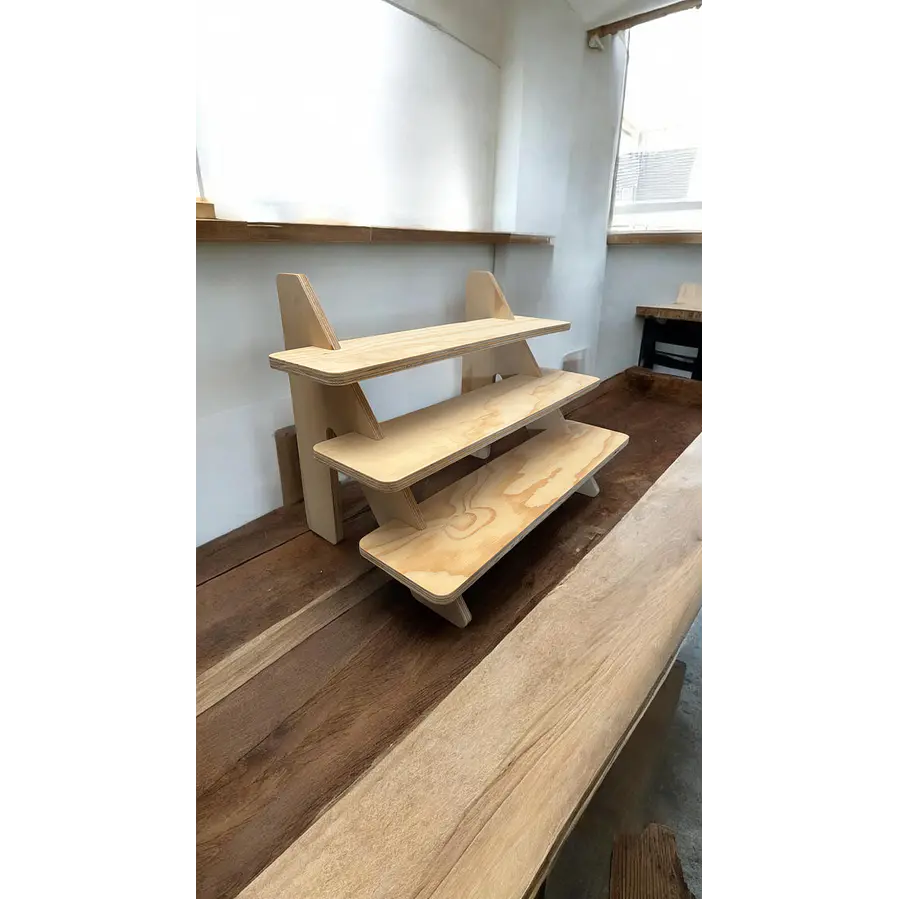 Exhibidor 3 niveles madera 2