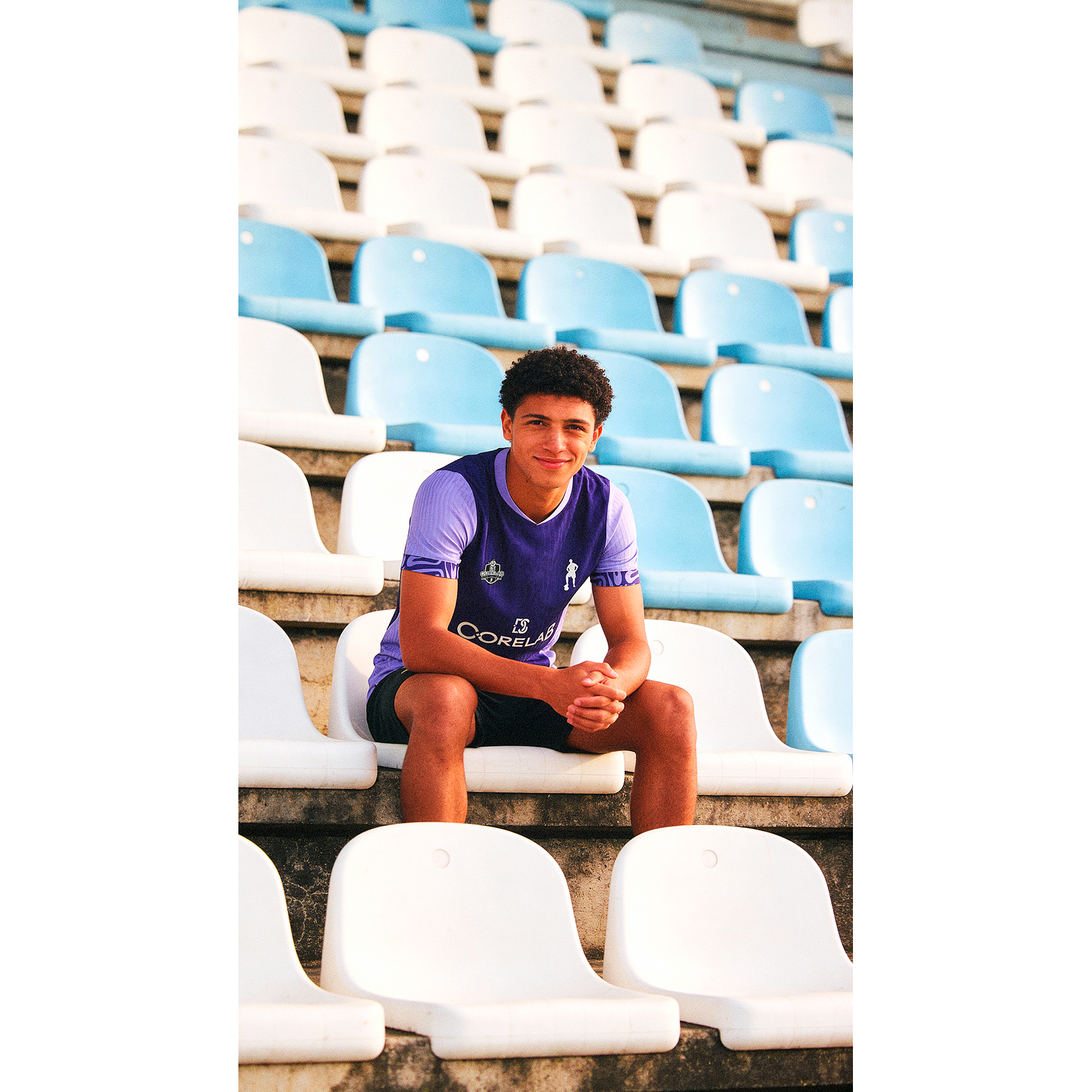 Arte de Futebol Roxa • Layout Esportivo Moderno para Interclasse e Futebol Amador • Arte Vetorial 6