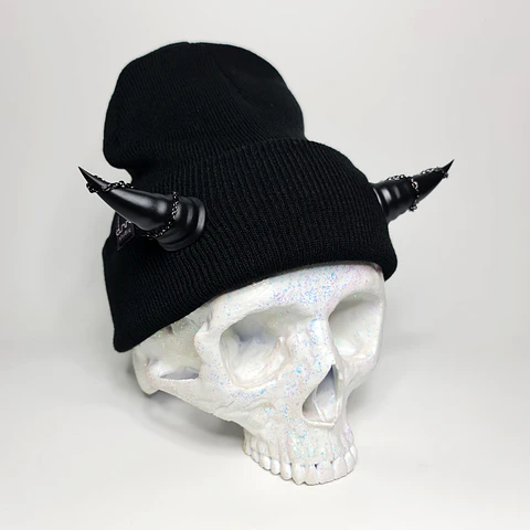 Beanie Imp con Cadenas