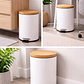  Basurero Blanco Con Pedal Cierre Suave y Tapa de Bambú 12L - Miniatura 3