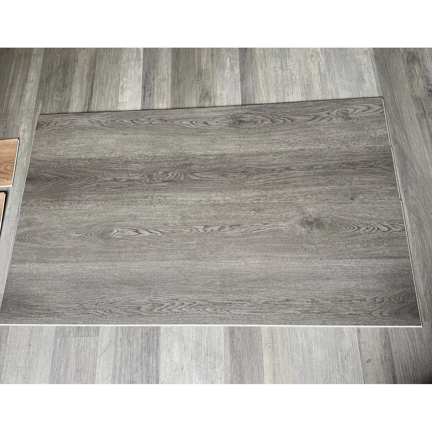 Piso SPC 5 mm Gris Madera con Sistema Click 2