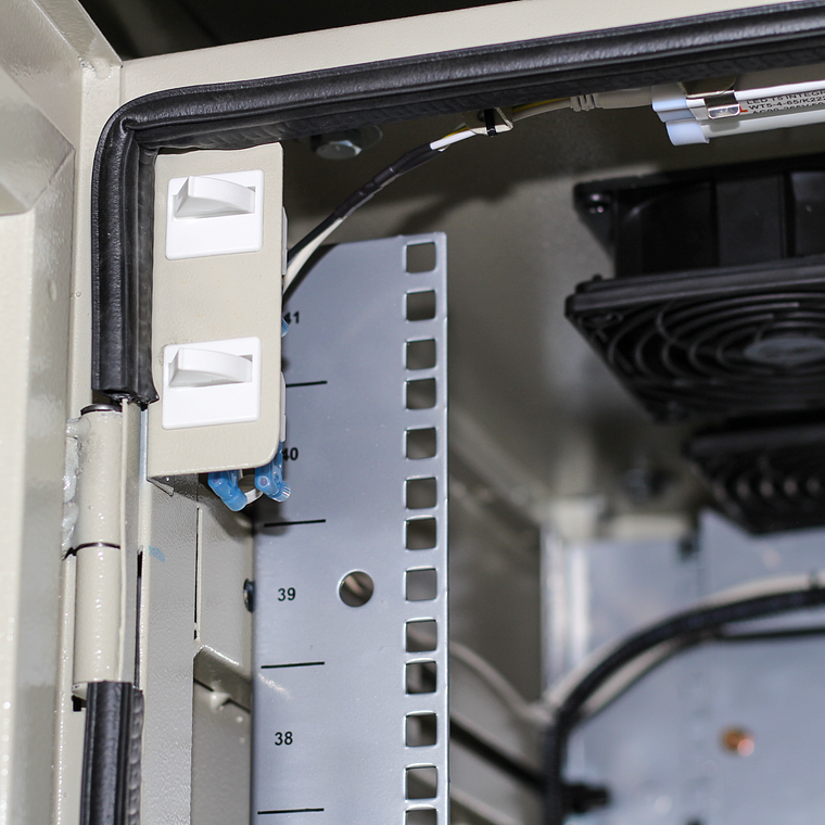 Gabinete para Exteriores de 41U Montaje en Piso  4