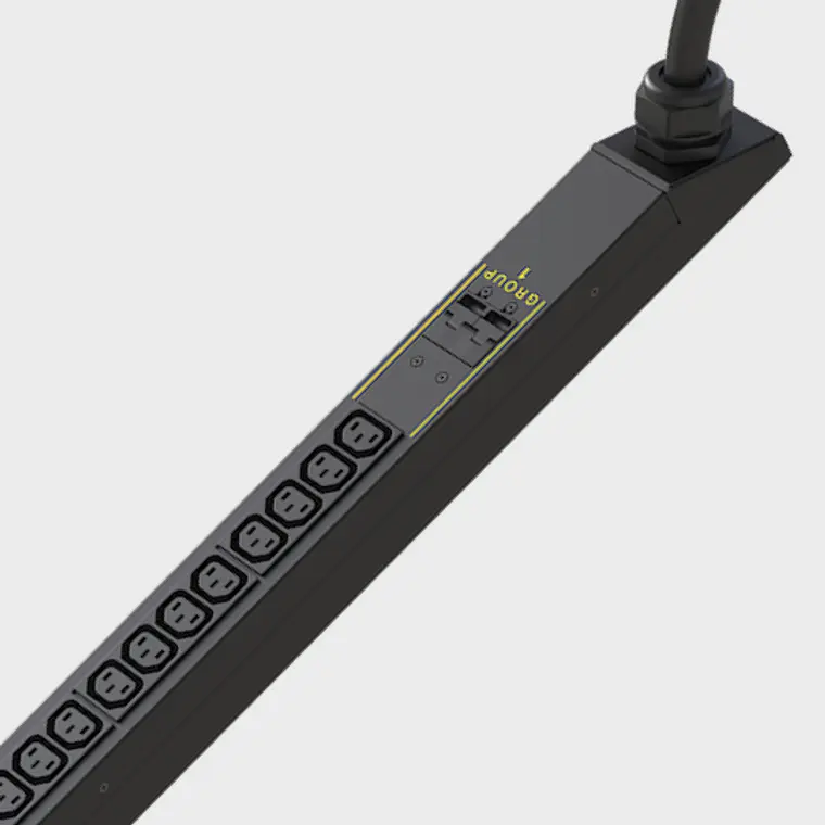 PDU Monitoreable para Rack - 20A | 208 Voltios - 1 FASES (3,3kW) | 32 Salidas C13 Extensión de 3 metros tipo L6-30P 2