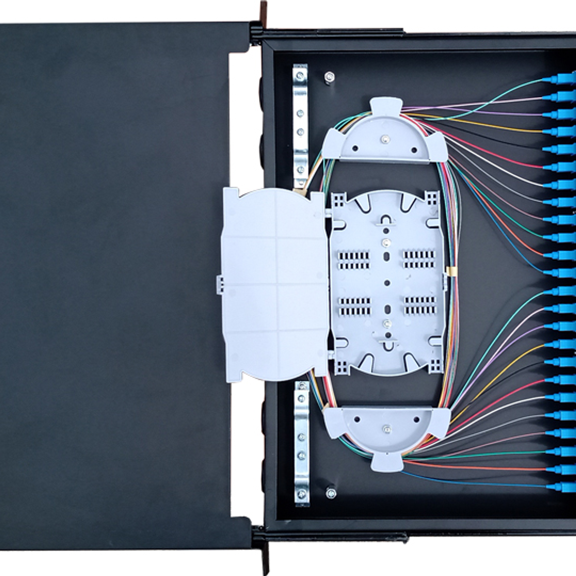 ODF de extracción frontal con 24 adaptadores SC/UPC simplex y 24 pigtails simplex monomodo 3
