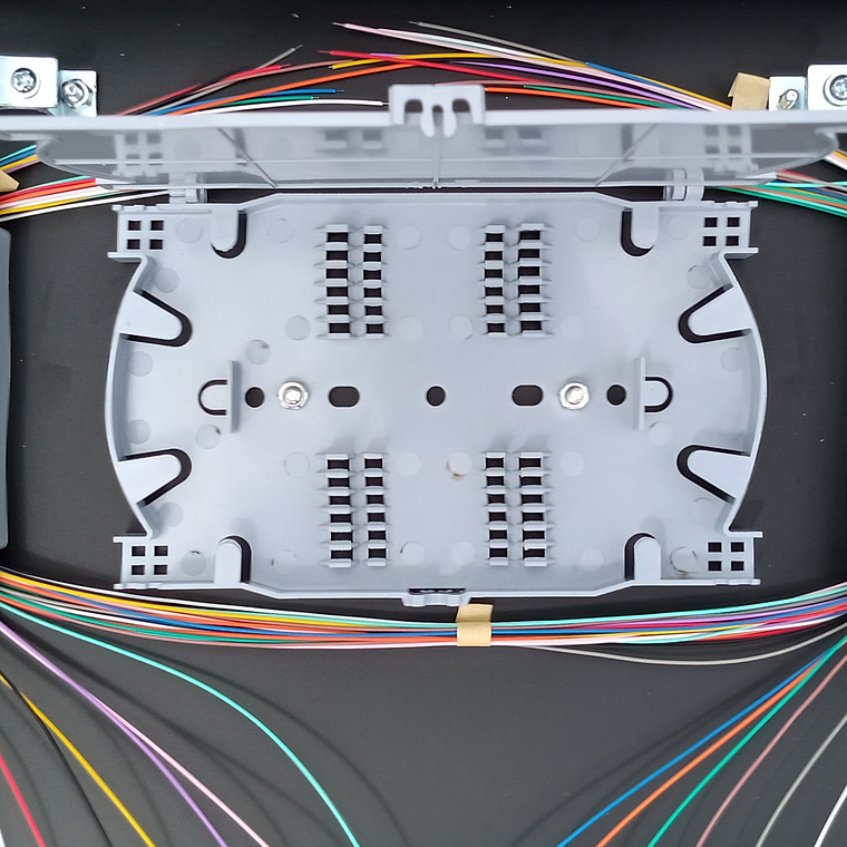 ODF de extracción frontal con 24 adaptadores SC/UPC simplex y 24 pigtails simplex monomodo 7