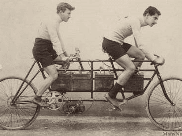 La historia de las motos eléctricas: desde el siglo XIX hasta nuestros días