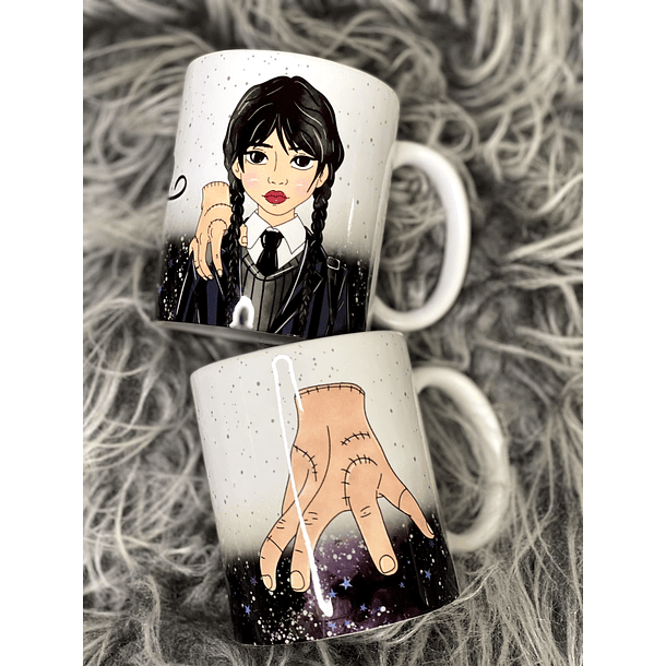 Arte para Caneca Alfabeto Mãozinha Wandinha Jenna Ortega em Jpg 8