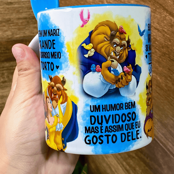 Arte para Caneca A Bela e a Fera Ele Tem Um Nariz Grande Um Sorriso Meio Torto Png 4