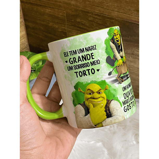 Arte Caneca Shrek e Fiona Ele Tem Um Nariz Grande Um Sorriso Meio Torto Png 6