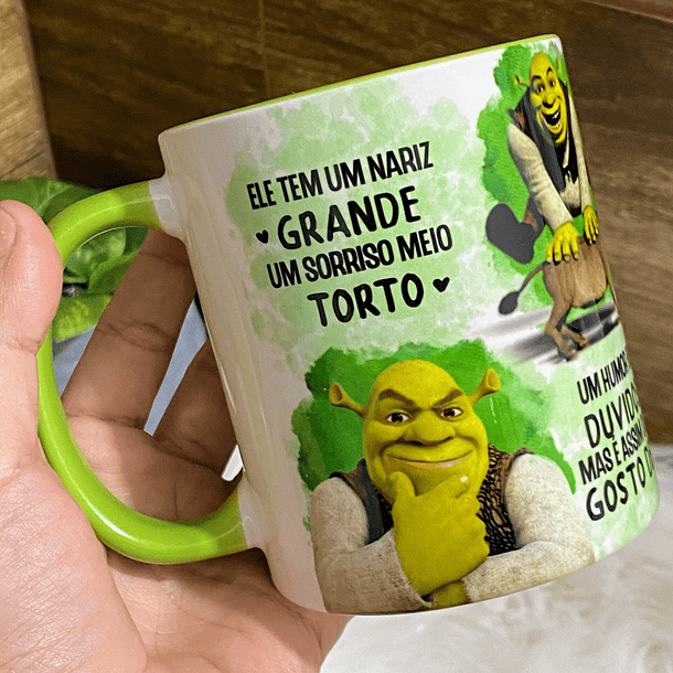 Arte Caneca Shrek e Fiona Ele Tem Um Nariz Grande Um Sorriso Meio Torto Png 6