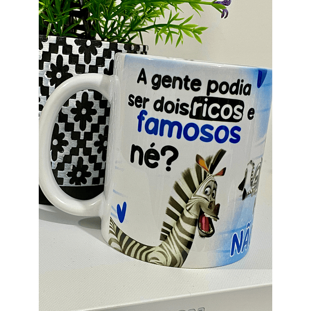 Arte Caneca A gente podia ser dois ricos e famosos mas nãooo somos dois pobres e fofoqueiros - Madagascar Arquivo em Jpg  1