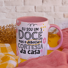 Arte Caneca Eu Sou um Doce mas o Deboche é Cortesia da Casa  Frases Deboche Arquivo Png