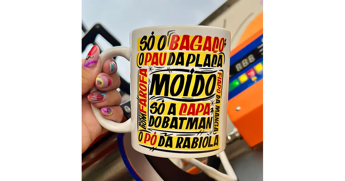 Arte para Caneca O pó da rabiola , só o bagaço, o pau da pla