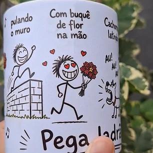 Arte Caneca Lá vai o louco, pulando o muro, com buquê de flor na mão, cachorro latindo, au! au! au!, a polícia chegando, a vizinha gritando, pega ladrão! Arquivo em Pdf 