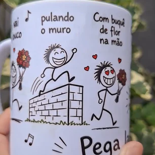 Arte Caneca Lá vai o louco, pulando o muro, com buquê de flor na mão, cachorro latindo, au! au! au!, a polícia chegando, a vizinha gritando, pega ladrão! Arquivo em Pdf 