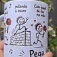 Arte Caneca Lá vai o louco, pulando o muro, com buquê de flor na mão, cachorro latindo, au! au! au!, a polícia chegando, a vizinha gritando, pega ladrão! Arquivo em Pdf  - Thumbnail 2