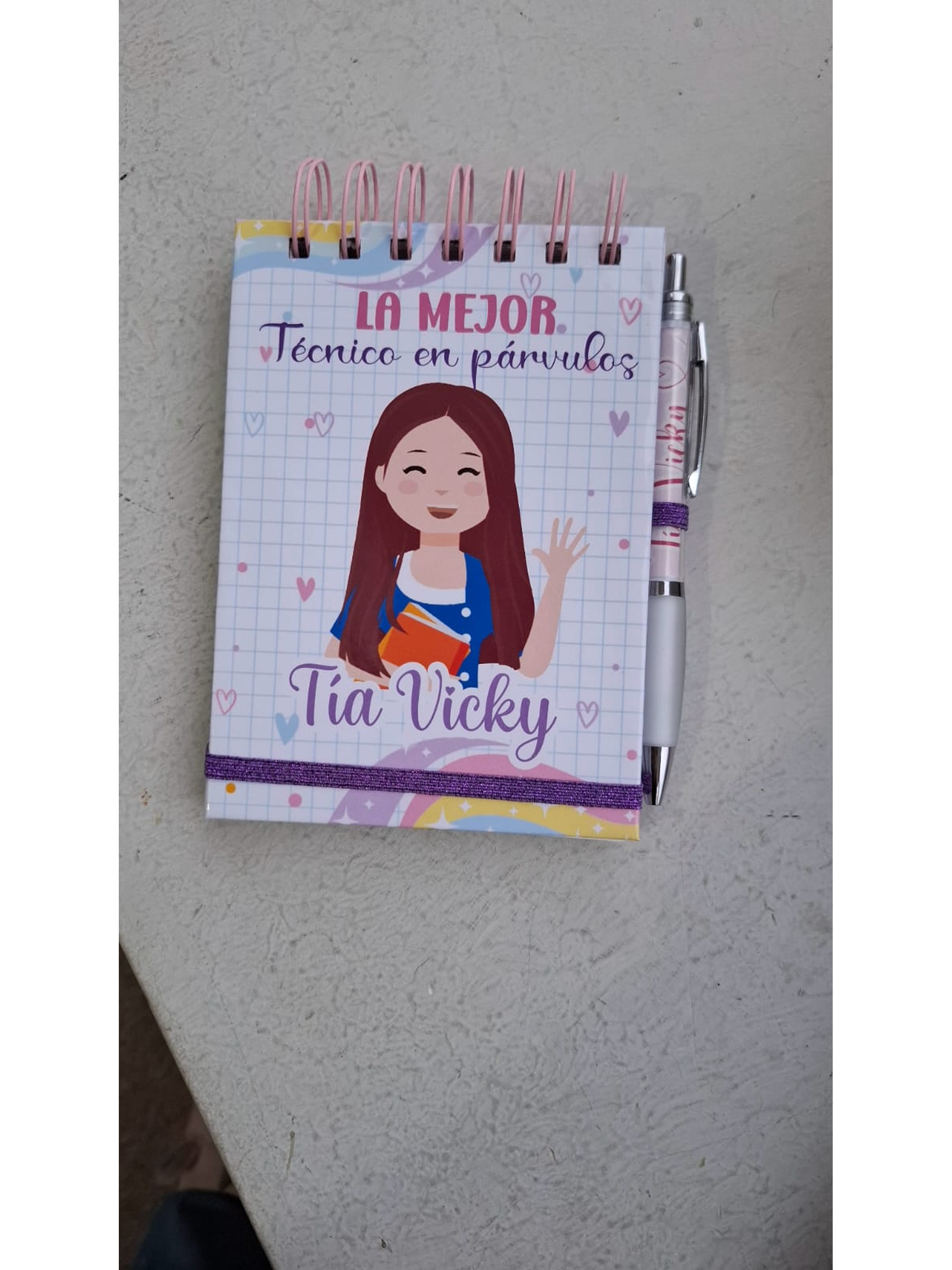 Caja de regalo Técnico en párvulos. Libreta, Lápiz y espejo personalizado 2