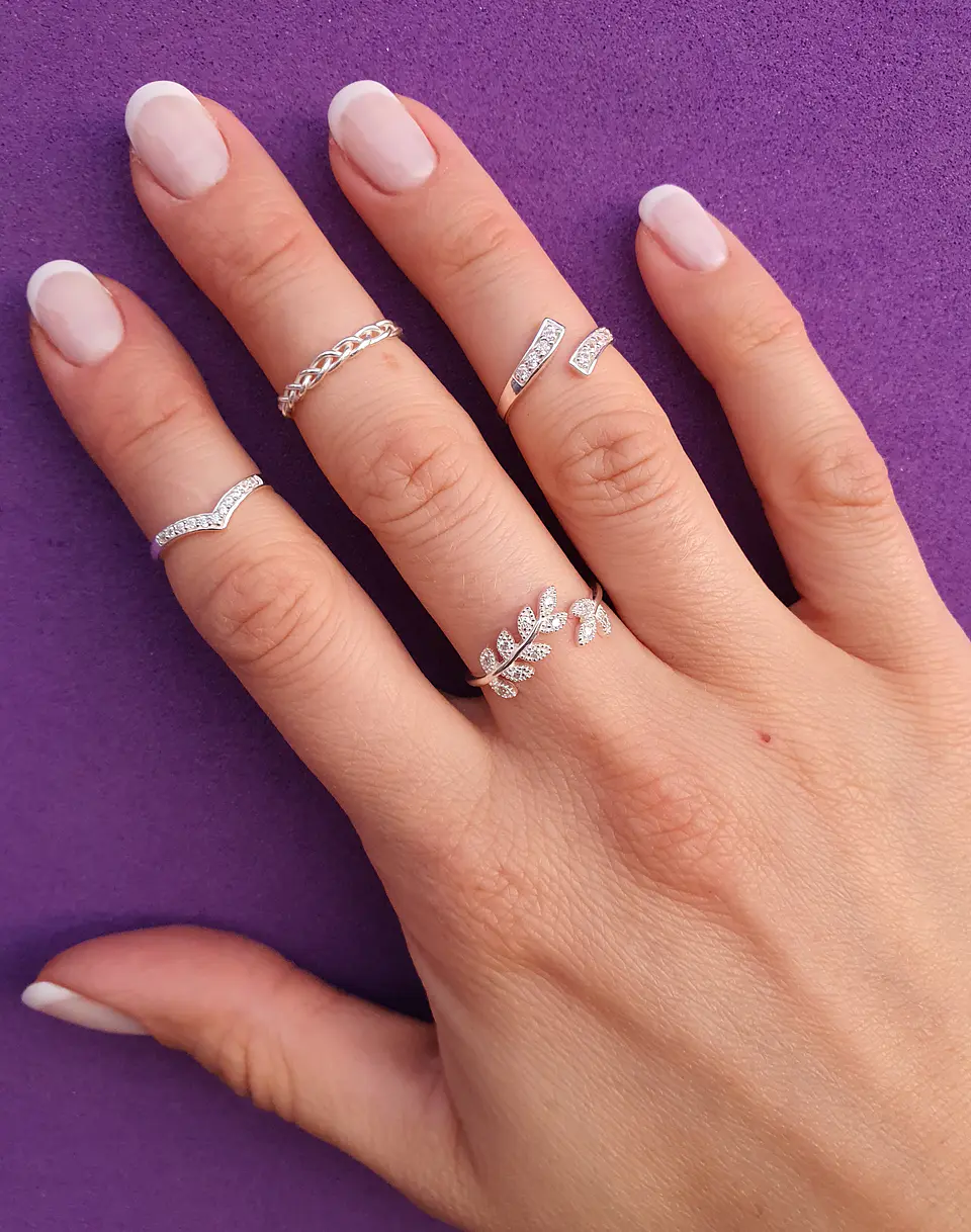 Anillo hojas brillantes 4