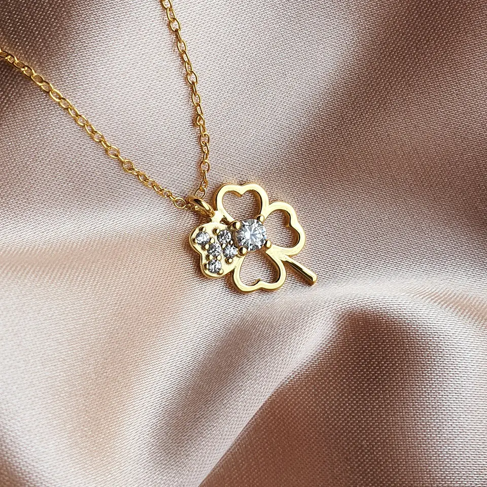 Collar trébol dorado 2