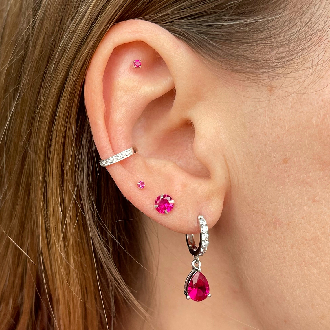 Argollas con circón rubí 2