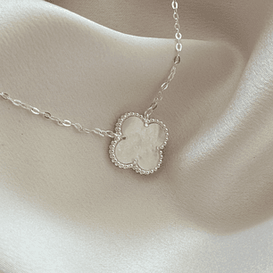 Collar trébol nacar