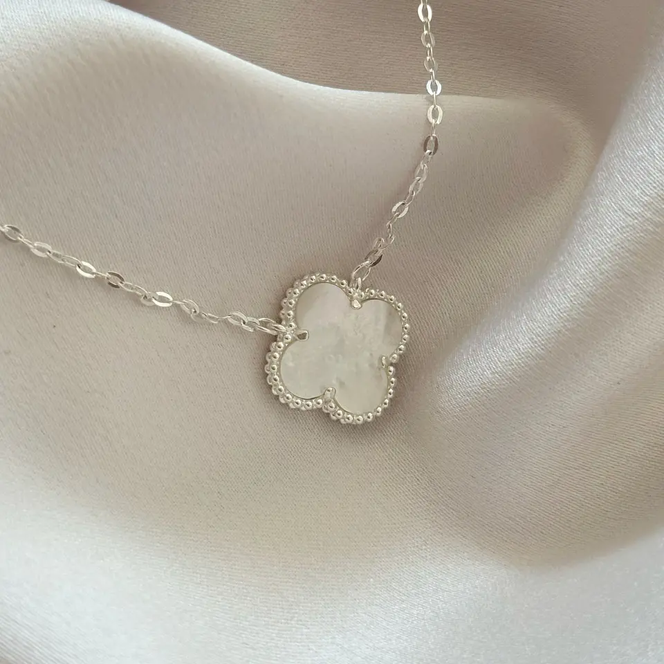 Collar trébol nacar 1