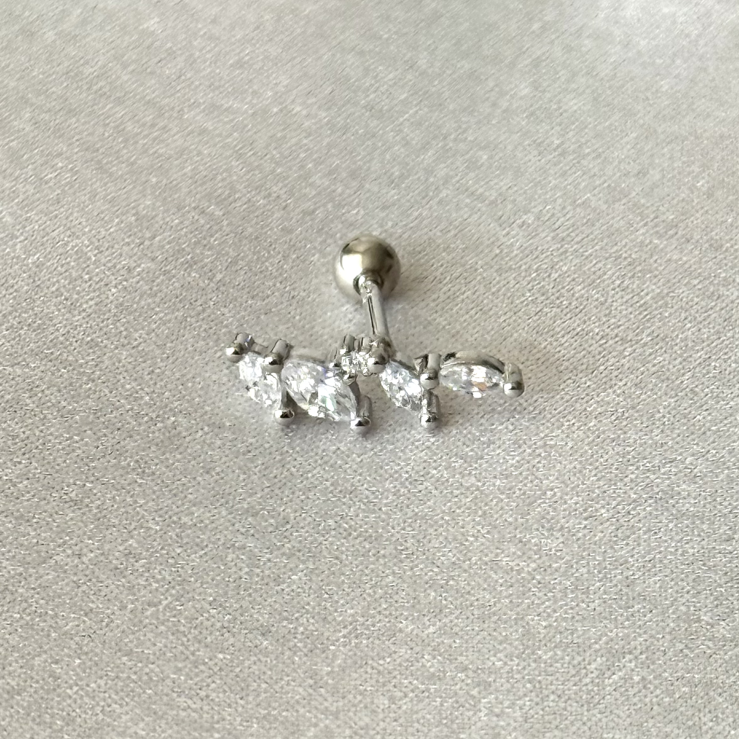 Piercing oreja izquierda