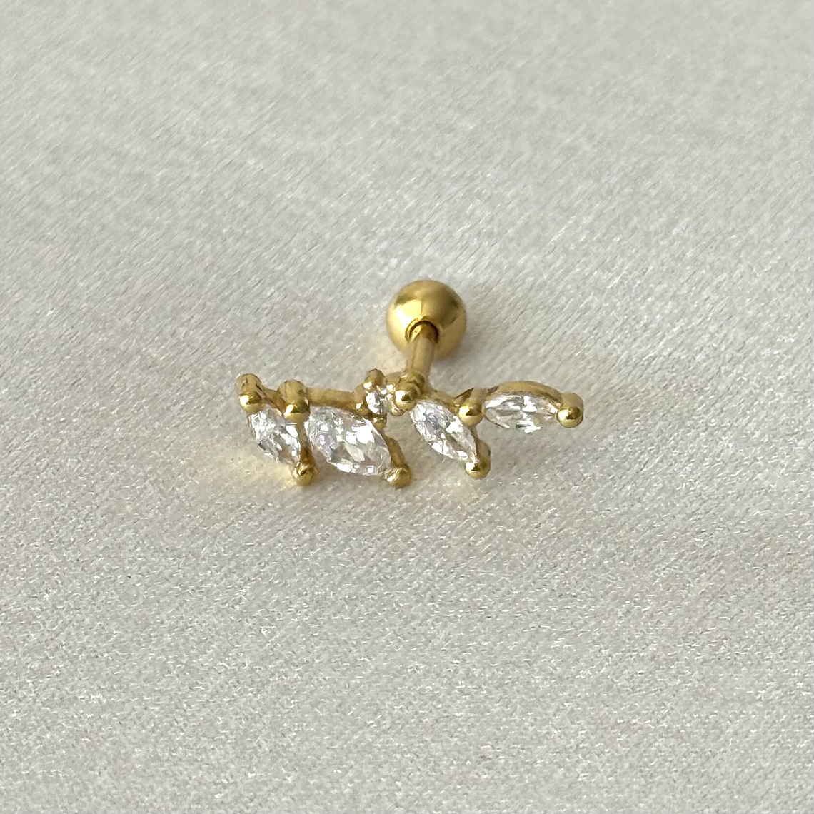 Piercing oreja derecha  1