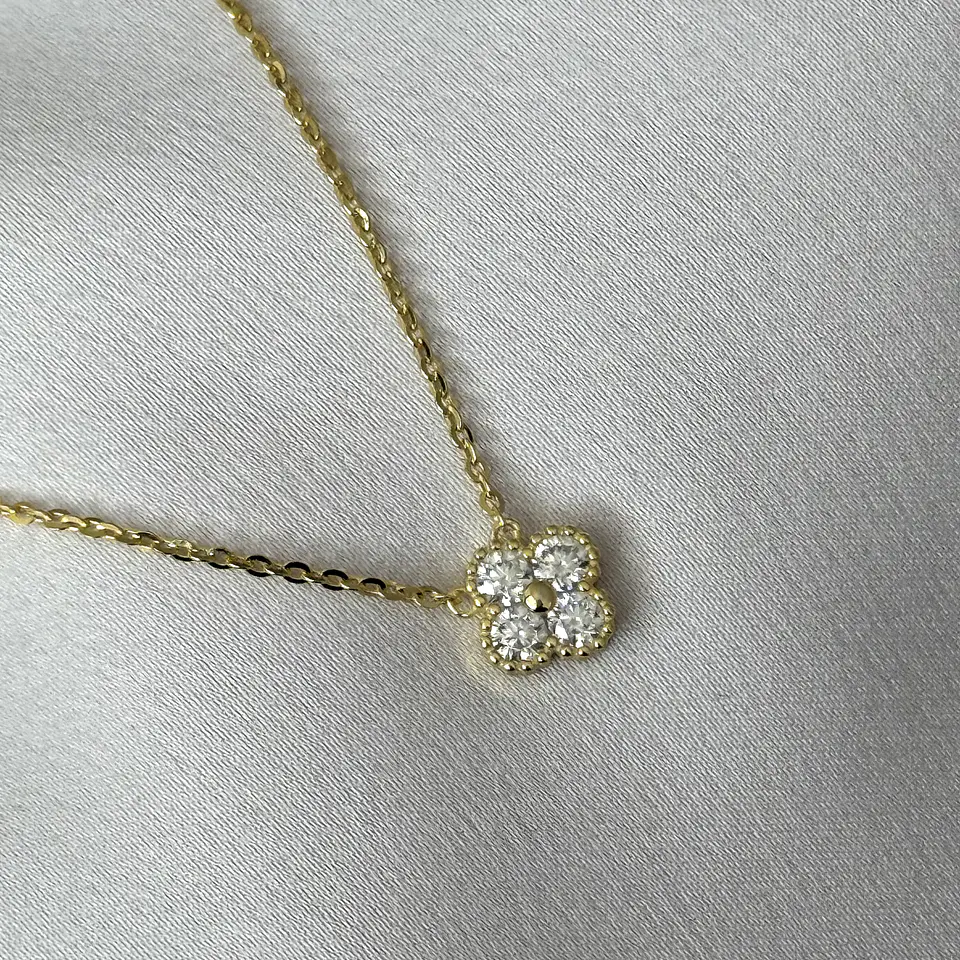 Collar trébol con moissanita  2