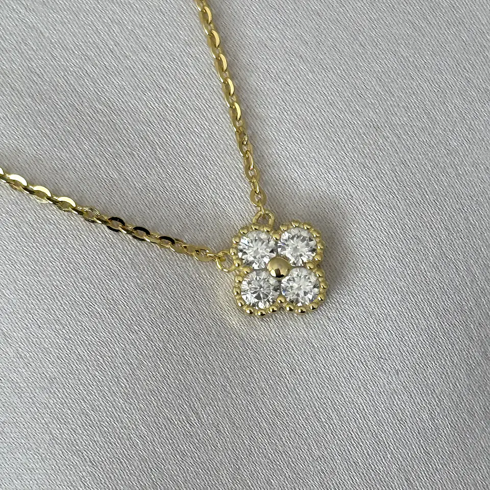 Collar trébol con moissanita  1