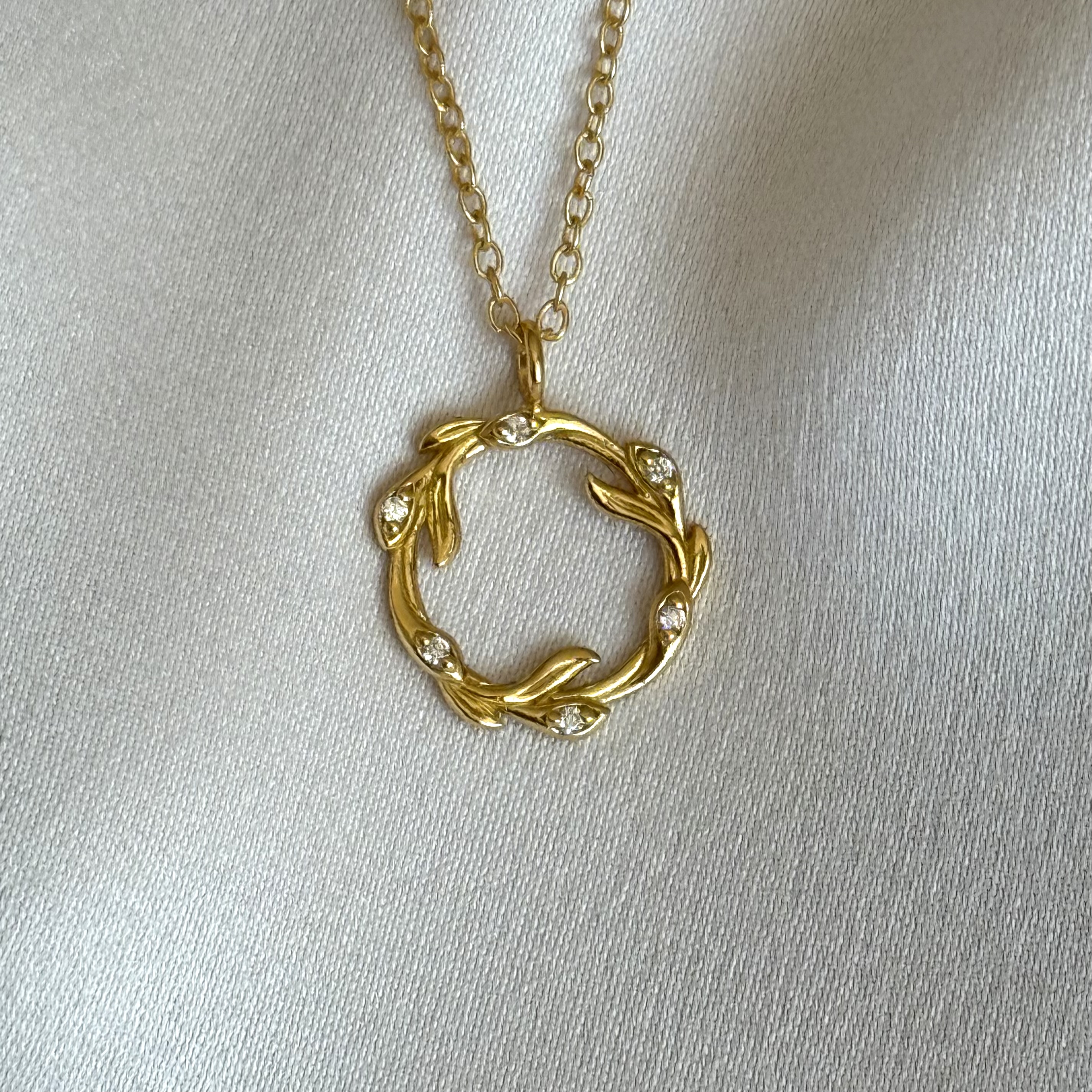Collar Dorado Circulo con Corazón