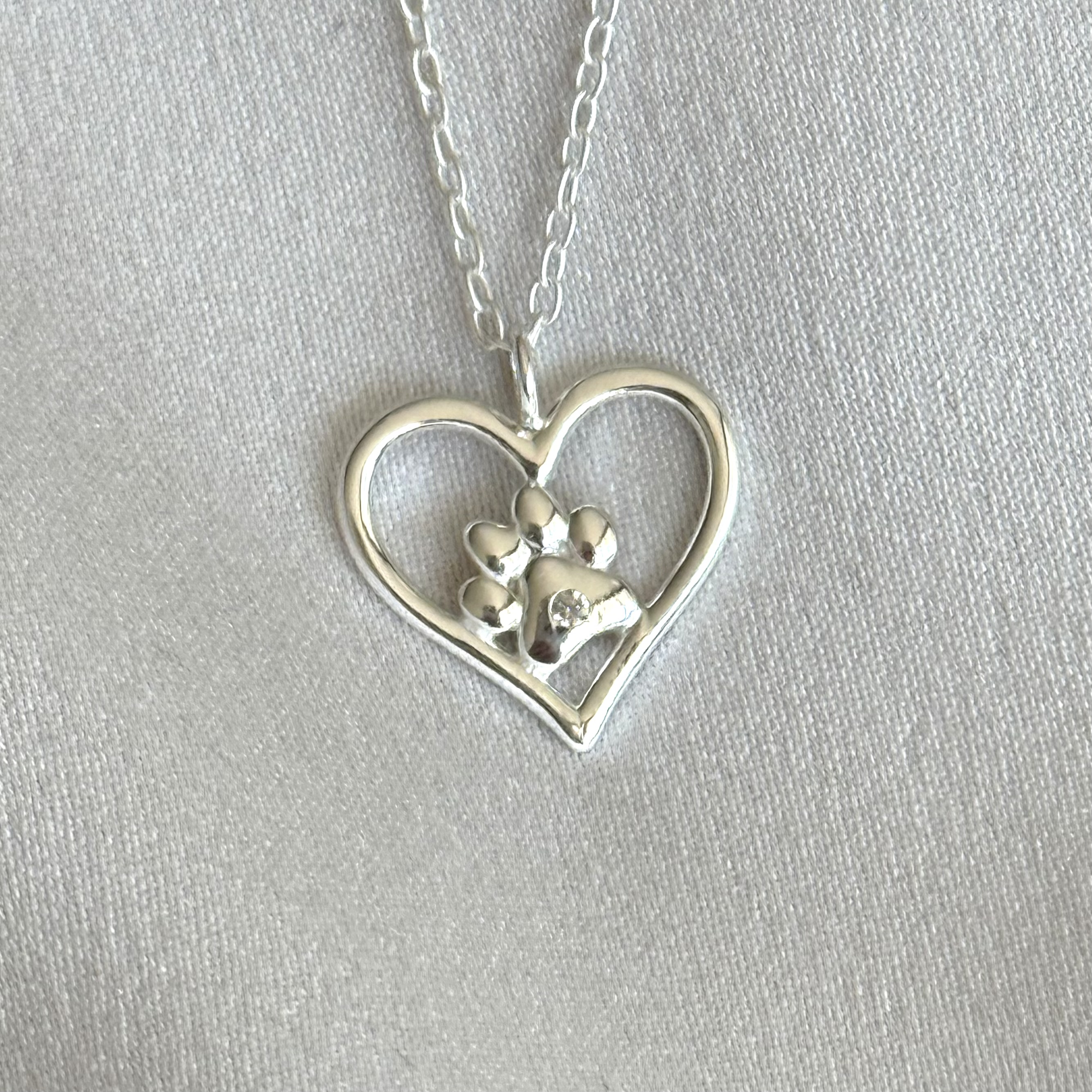 Collar corazón pata de perro