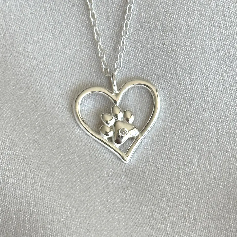 Collar corazón pata de perro 1