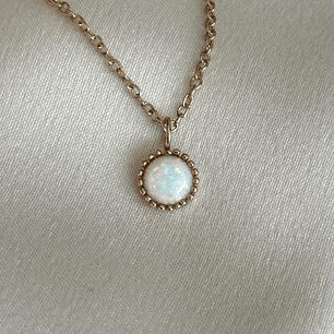 Collar con punto de luz ópalo