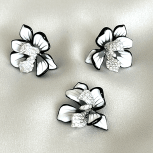 Conjunto aros + collar flores blanco y negro