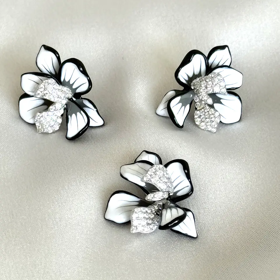 Conjunto aros + collar flores blanco y negro 1