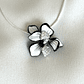Conjunto aros + collar flores blanco y negro - Miniatura 2