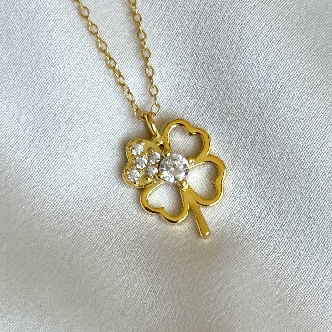 Collar trébol dorado