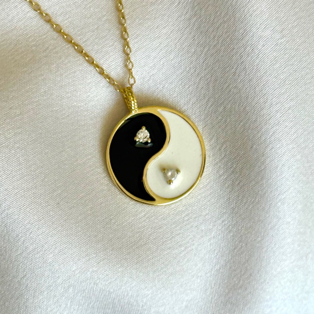 Collar yin yang